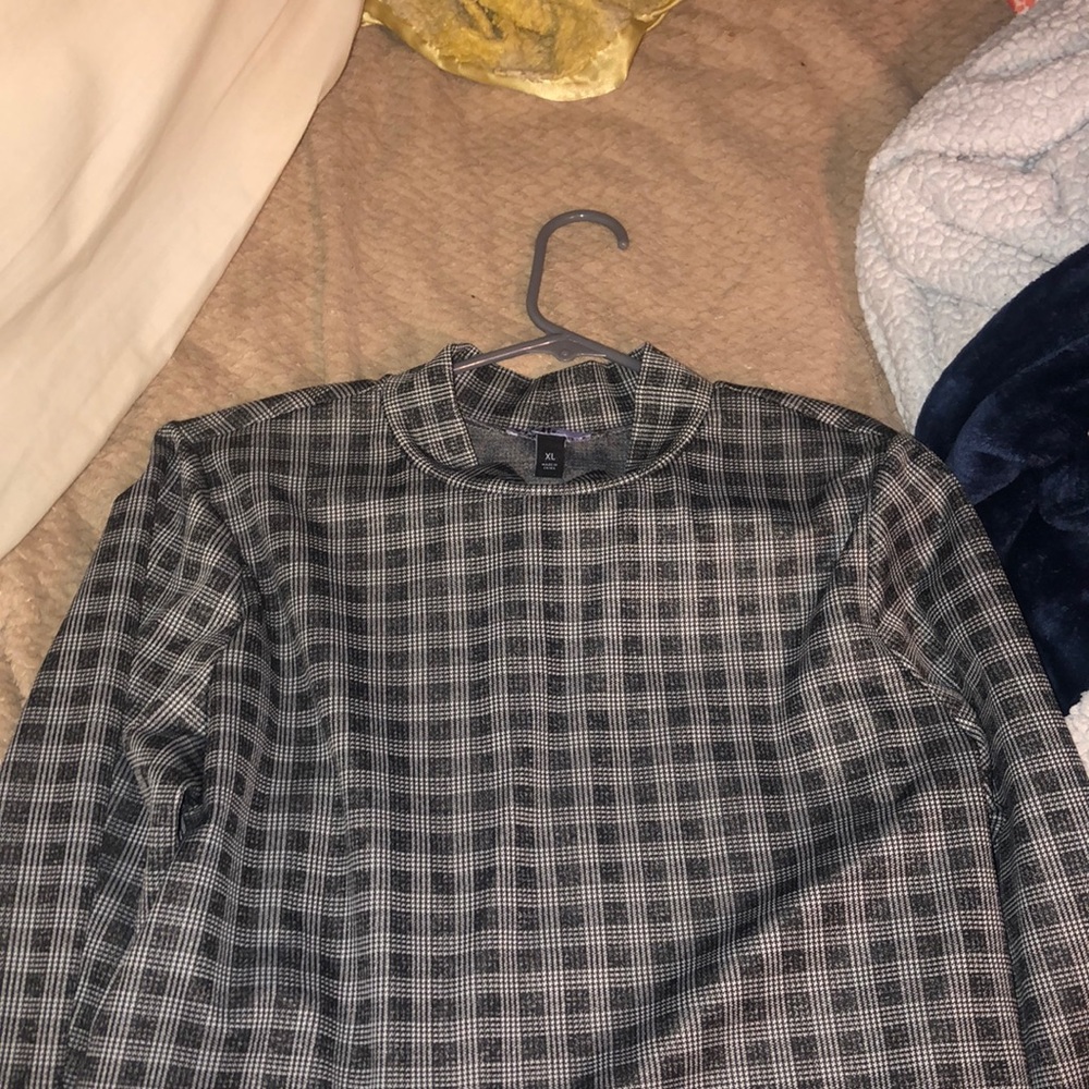 Checkered grey long sleeve top